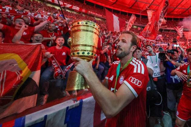 Harry Kane 9 (FC Bayern Muenchen) haelt den DFB-Pokal in den Haenden, FC Bayern Muenchen vs. VfB Stuttgart, Fussball, 83. DFB-Pokalfinale, 23.05.2026 DFL DFB regulations prohibit any use of photographs as image sequences and or quasi-video Berlin Berlin Deutschland