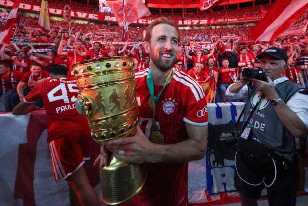 Harry Kane 9 (FC Bayern Muenchen) haelt den DFB-Pokal in den Haenden, FC Bayern Muenchen vs. VfB Stuttgart, Fussball, 83. DFB-Pokalfinale, 23.05.2026 DFL DFB regulations prohibit any use of photographs as image sequences and or quasi-video Berlin Berlin Deutschland