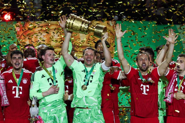 DFB Pokalfinale - FC Bayern München - VfB Stuttgart am 23.05.2026 im Olympiastadion in Berlin Torwart Manuel Neuer (Muenchen 1) hebt die Trophäe in die Höhe und jubelt mit seinem Team über den Gewinn des DFB-Pokals.