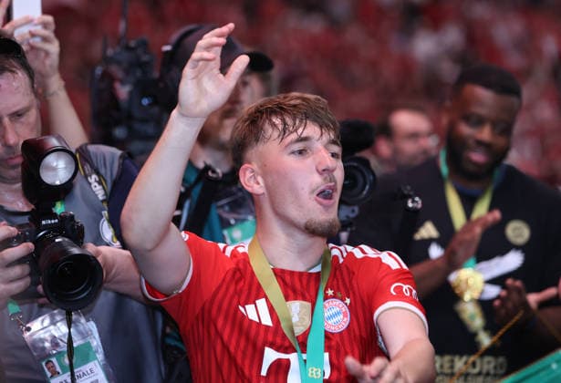 Fussball, Herren, DFB-Pokal Finale, Saison 2025 2026, FC Bayern München - VFB Stuttgart, Olympiastadion Berlin Die Mannschaft des FC Bayern München feiert den Gewinn des DFB-Pokal hier nach dem Spiel, im Bild Lennart Karl (FC Bayern München) beim Feiern DFB, DFL regulations prohibit any use of photographs as image sequences and or quasi-video