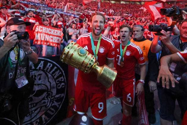 Harry Kane 9 (FC Bayern Muenchen) haelt den DFB-Pokal in den Haenden, FC Bayern Muenchen vs. VfB Stuttgart, Fussball, 83. DFB-Pokalfinale, 23.05.2026 DFL DFB regulations prohibit any use of photographs as image sequences and or quasi-video Berlin Berlin Deutschland