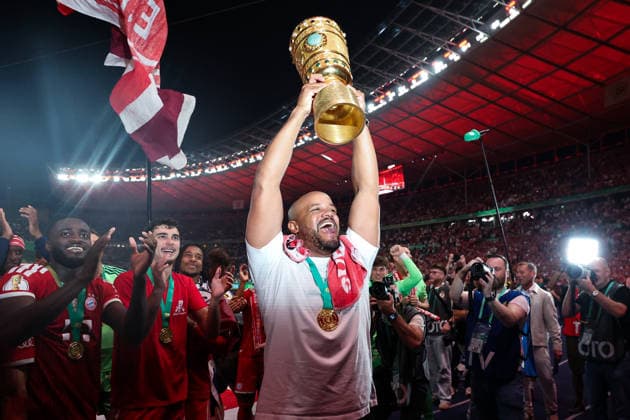 DFB Pokalfinale - FC Bayern München - VfB Stuttgart am 23.05.2026 im Olympiastadion in Berlin Trainer Vincent Kompany (Muenchen) jubelt nach dem Spiel mit der Trophäe.