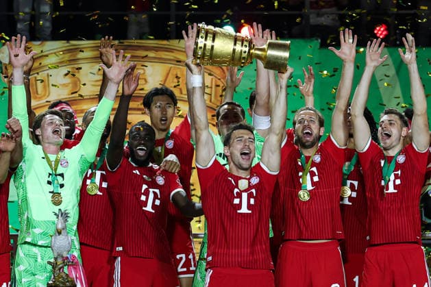 DFB Pokalfinale - FC Bayern München - VfB Stuttgart am 23.05.2026 im Olympiastadion in Berlin Leon Goretzka (Muenchen 8) hebt die Trophäe in die Höhe und jubelt mit seinem Team über den Gewinn des DFB-Pokals.
