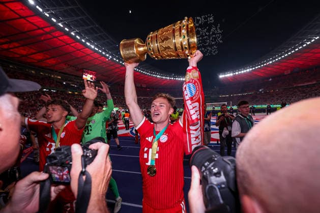23.05.2026, Fußball, 83. DFB-Pokal Finale,, FC Bayern München - VfB Stuttgart, Olympioastadion Berlin, Saison 2025 2026: Der FC Bayern München ist Pokalsieger nach dem 3:0 Sieg. Abschlussjubel Joshua Kimmich (FC Bayern Muenchen 06) nach dem Spiel mit der Trophy DFB regulations prohibit any use of photographs as image sequences and or quasi-video. Berlin Deutschland