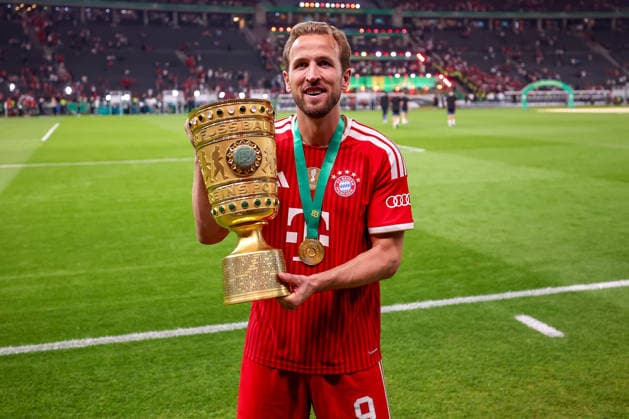 23.05.2026, Fußball, 83. DFB-Pokal Finale,, FC Bayern München - VfB Stuttgart, Olympioastadion Berlin, Saison 2025 2026: Der FC Bayern München ist Pokalsieger nach dem 3:0 Sieg. Abschlussjubel Harry Kane (FC Bayern Muenchen 09) nach dem Spiel mit der Trophy DFB regulations prohibit any use of photographs as image sequences and or quasi-video. Berlin Deutschland