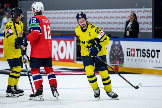 260523 Oliver Ekman-Larsson of Sweden looks dejected after the 2026 IIHF Ice hockey, Eishockey World Championship, WM, Weltmeisterschaft match between Norway and Sweden on May 23, 2026 in Fribourg. Photo: Jesper Zerman BILDBYRAN kod JZ JZ0727 ishockey ice hockey ishockey-vm 2026 vm 2026 iihf world championship norge norway sverige sweden bbeng depp Copyright: JESPERxZERMAN BB260523JZ072