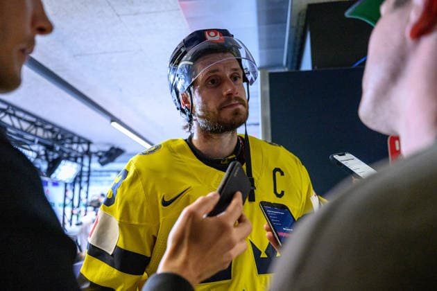 260523 Oliver Ekman-Larsson of Sweden in the mixed zone after the 2026 IIHF Ice hockey, Eishockey World Championship, WM, Weltmeisterschaft match between Norway and Sweden on May 23, 2026 in Fribourg. Photo: Jesper Zerman BILDBYRAN kod JZ JZ0727 ishockey ice hockey ishockey-vm 2026 vm 2026 iihf world championship norge norway sverige sweden bbeng Copyright: JESPERxZERMAN BB260523JZ075