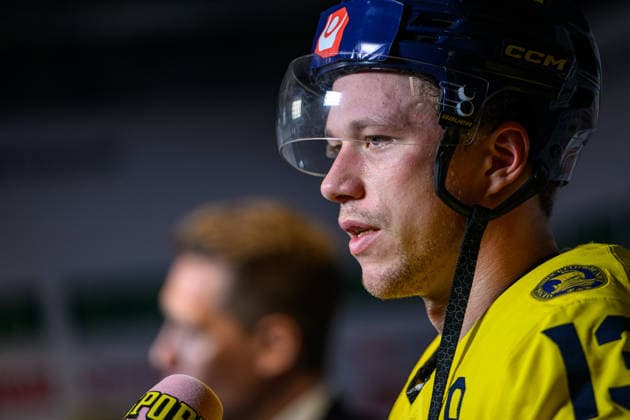260523 Lucas Raymond of Sweden in the mixed zone after the 2026 IIHF Ice hockey, Eishockey World Championship, WM, Weltmeisterschaft match between Norway and Sweden on May 23, 2026 in Fribourg. Photo: Jesper Zerman BILDBYRAN kod JZ JZ0727 ishockey ice hockey ishockey-vm 2026 vm 2026 iihf world championship norge norway sverige sweden bbeng Copyright: JESPERxZERMAN BB260523JZ076