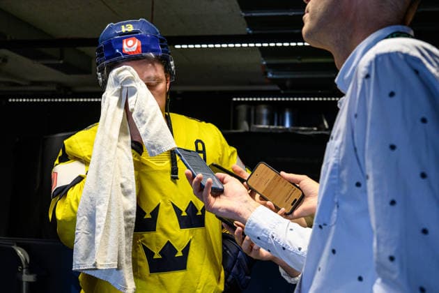 260523 Lucas Raymond of Sweden in the mixed zone after the 2026 IIHF Ice hockey, Eishockey World Championship, WM, Weltmeisterschaft match between Norway and Sweden on May 23, 2026 in Fribourg. Photo: Jesper Zerman BILDBYRAN kod JZ JZ0727 ishockey ice hockey ishockey-vm 2026 vm 2026 iihf world championship norge norway sverige sweden bbeng Copyright: JESPERxZERMAN BB260523JZ079