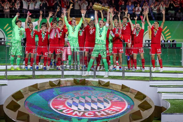 23.05.2026, Fußball, 83. DFB-Pokal Finale,, FC Bayern München - VfB Stuttgart, Olympioastadion Berlin, Saison 2025 2026: Der FC Bayern München ist Pokalsieger nach dem 3:0 Sieg. Pokalübergabe Siegerehrung Torwart Manuel Neuer (FC Bayern Muenchen 01) mit dem Pokal in der Hand DFB regulations prohibit any use of photographs as image sequences and or quasi-video. Berlin Deutschland