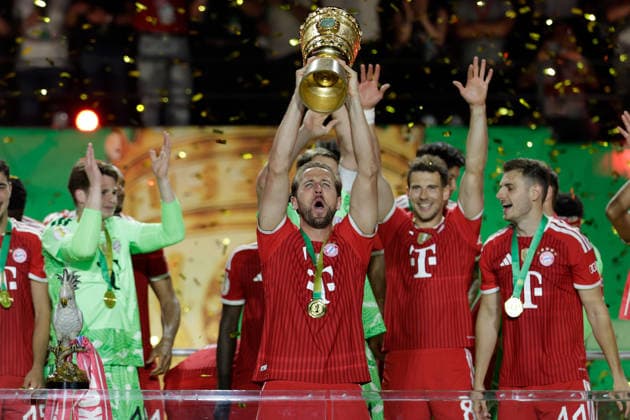Fußball DFB-Pokal Finale FC Bayern München - VfB Stuttgart am 23.05.2026 im Olympiastadion in Berlin Harry Kane ( München ) mit dem DFB-Pokal DFB regulations prohibit any use of photographs as image sequences and or quasi-video.
