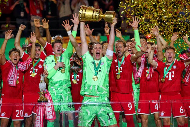 23.05.2026, Fußball, 83. DFB-Pokal Finale,, FC Bayern München - VfB Stuttgart, Olympioastadion Berlin, Saison 2025 2026: Der FC Bayern München ist Pokalsieger nach dem 3:0 Sieg. Pokalübergabe Siegerehrung Torwart Manuel Neuer (FC Bayern Muenchen 01) mit dem Pokal in der Hand DFB regulations prohibit any use of photographs as image sequences and or quasi-video. Berlin Deutschland
