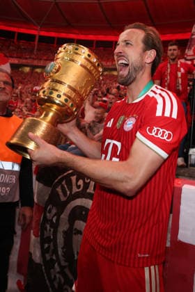 Fußball DFB-Pokal Finale FC Bayern München - VfB Stuttgart am 23.05.2026 im Olympiastadion in Berlin Harry Kane ( München ) mit dem DFB-Pokal DFB regulations prohibit any use of photographs as image sequences and or quasi-video.
