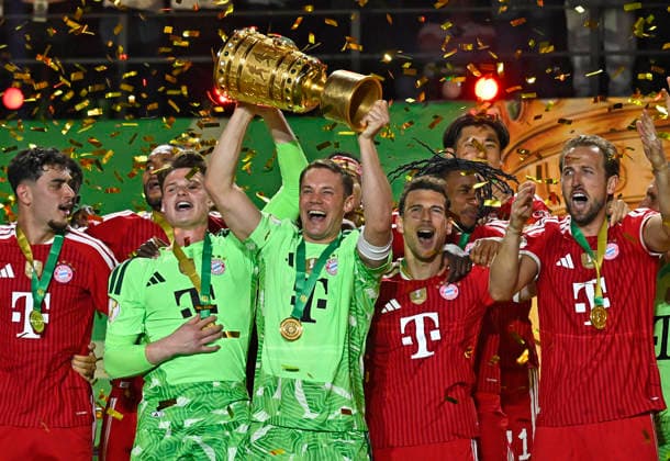 23.05.2026, Fussball DFB-Pokal 2025 2026, Finale, FC Bayern München - VfB Stuttgart, im Olympiastadion Berlin. Die Bayern Jubeln Torwart Manuel Neuer (FC Bayern München) reckt den Pokal in die Höhe. v.l. Aleksandar Pavlovic (FC Bayern München), Torwart Jonas Urbig (FC Bayern München), Torwart Manuel Neuer (FC Bayern München), Leon Goretzka (FC Bayern München), Michael Olise (FC Bayern München), Hiroki Ito (FC Bayern München) und Harry Kane (FC Bayern München)