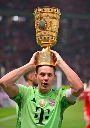 23.05.2026, Fussball DFB-Pokal 2025 2026, Finale, FC Bayern München - VfB Stuttgart, im Olympiastadion Berlin. Torwart Manuel Neuer (FC Bayern München) hebt den Pokal in die Höhe.