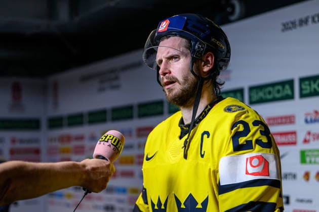 260523 Oliver Ekman-Larsson of Sweden in the mixed zone after the 2026 IIHF Ice hockey, Eishockey World Championship, WM, Weltmeisterschaft match between Norway and Sweden on May 23, 2026 in Fribourg. Photo: Jesper Zerman BILDBYRAN kod JZ JZ0727 ishockey ice hockey ishockey-vm 2026 vm 2026 iihf world championship norge norway sverige sweden bbeng Copyright: JESPERxZERMAN BB260523JZ073