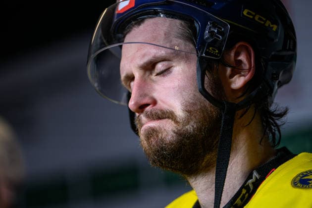 260523 Oliver Ekman-Larsson of Sweden looks dejected in the mixed zone after the 2026 IIHF Ice hockey, Eishockey World Championship, WM, Weltmeisterschaft match between Norway and Sweden on May 23, 2026 in Fribourg. Photo: Jesper Zerman BILDBYRAN kod JZ JZ0727 ishockey ice hockey ishockey-vm 2026 vm 2026 iihf world championship norge norway sverige sweden bbeng depp Copyright: JESPERxZERMAN BB260523JZ074