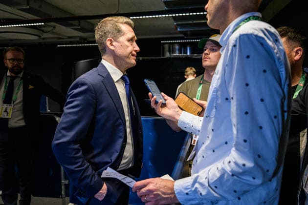 260523 Head coach Sam Hallam of Sweden in the mixed zone after the 2026 IIHF Ice hockey, Eishockey World Championship, WM, Weltmeisterschaft match between Norway and Sweden on May 23, 2026 in Fribourg. Photo: Jesper Zerman BILDBYRAN kod JZ JZ0727 ishockey ice hockey ishockey-vm 2026 vm 2026 iihf world championship norge norway sverige sweden bbeng Copyright: JESPERxZERMAN BB260523JZ080