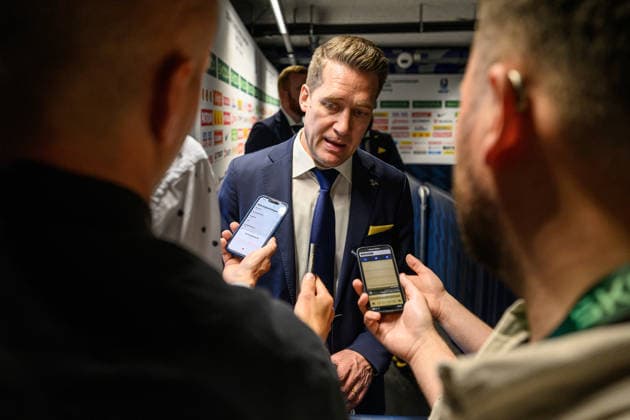 260523 Head coach Sam Hallam of Sweden in the mixed zone after the 2026 IIHF Ice hockey, Eishockey World Championship, WM, Weltmeisterschaft match between Norway and Sweden on May 23, 2026 in Fribourg. Photo: Jesper Zerman BILDBYRAN kod JZ JZ0727 ishockey ice hockey ishockey-vm 2026 vm 2026 iihf world championship norge norway sverige sweden bbeng Copyright: JESPERxZERMAN BB260523JZ082
