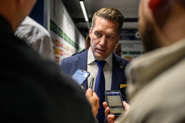 260523 Head coach Sam Hallam of Sweden in the mixed zone after the 2026 IIHF Ice hockey, Eishockey World Championship, WM, Weltmeisterschaft match between Norway and Sweden on May 23, 2026 in Fribourg. Photo: Jesper Zerman BILDBYRAN kod JZ JZ0727 ishockey ice hockey ishockey-vm 2026 vm 2026 iihf world championship norge norway sverige sweden bbeng Copyright: JESPERxZERMAN BB260523JZ083