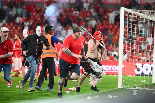 Standard de Liege v Sporting Charleroi - Jupiler Pro League Europe Play-Off LIEGE, BELGIUM - MAY 23 : Supporters and fans light on fireworks, bengal fire and pyrotechnic articles and throw projectiles onto the pitch during the Jupiler Pro League Europe Play-Off match between Standard de Liege and Sporting Charleroi on May 23, 2026 in Liege, Belgium, 23 05 2026 Liege Belgium  Copyright: xVincentxKalutx