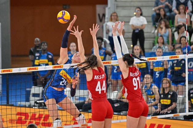 VOLLEYball - Friendly - AIA Aequilibrium Cup Women Elite - Italy vs. Turkiye Photo by IPA ABACAPRESS.COM85010654 - Ekaterina Antropova (Italy) - Karmen Aksoy (Turkiye) - Defne Basyolcu (Turkiye) during AIA Aequilibrium Cup Women Elite - Italy vs Turkiye, Volleyball Test Match in Genoa, Italy, May 23 2026 Genoa Italy  Copyright: xIPAxSport ABACAx