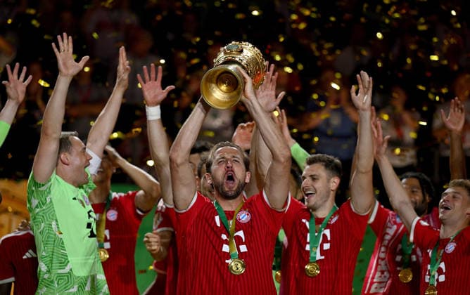 Fussball DFB Pokal Finale 2025 2026 in Berlin FC Bayern Muenchen - VfB Stuttgart 23.05.2026 Sieger FC Bayern Muenchen jubelt auf dem Podium: v. li., Torwart Manuel Neuer, Harry Kane mit dem DFB Pokal, Josip Stanisic , Joshua Kimmich