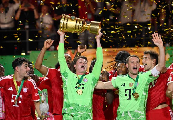 nach Spielende: Pokaluebergabe FC Bayern feiern Sieg DFB-Pokal Torwart Manuel Neuer FC Bayern Muenchen FCB (01) Torwart Jonas Urbig FC Bayern Muenchen FCB (40) Aleksandar Pavlovic FC Bayern Muenchen FCB (45) 83. DFB Pokalfinale FC Bayern Muenchen FCB vs VFB Stuttgart Olympiastadion Berlin 23.05.2026 DFL REGULATIONS PROHIBIT ANY USE OF PHOTOGRAPHS AS IMAGE SEQUENCES AND OR QUASI-VIDEO 83. DFB Pokalfinale FC Bayern Muenchen FCB vs VFB Stuttgart