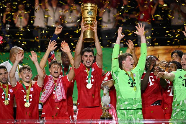 nach Spielende: Pokaluebergabe FC Bayern feiern Sieg DFB-Pokal Aleksandar Pavlovic FC Bayern Muenchen FCB (45) Torwart Jonas Urbig FC Bayern Muenchen FCB (40) Lennart Karl Bayern Muenchen FCB (42) Tom Bischof FC Bayern Muenchen FCB (20) 83. DFB Pokalfinale FC Bayern Muenchen FCB vs VFB Stuttgart Olympiastadion Berlin 23.05.2026 DFL REGULATIONS PROHIBIT ANY USE OF PHOTOGRAPHS AS IMAGE SEQUENCES AND OR QUASI-VIDEO 83. DFB Pokalfinale FC Bayern Muenchen FCB vs VFB Stuttgart