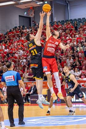 ProA Playoffs Halbfinale, Giessen 46ers vs. Bozic Estriche Kirchheim Knights, Osthalle Giessen; 23.05.2026 ProA, Giessen, Germany - 23.05.2026: Tip-Off, Barmer ProA 2. Basketball Bundesliga, Playoffs, Spiel der Giessen 46ers vs. Bozic Estriche Kirchheim Knights, Osthalle Giessen Copyright: xBEAUTIFULxSPORTS Freudensteinx