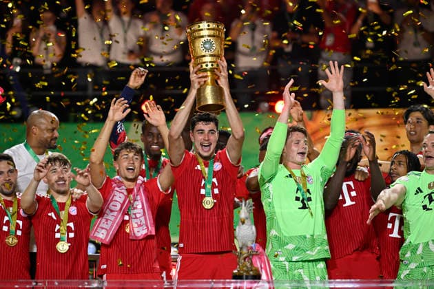 nach Spielende: Pokaluebergabe FC Bayern feiern Sieg DFB-Pokal Aleksandar Pavlovic FC Bayern Muenchen FCB (45) Torwart Jonas Urbig FC Bayern Muenchen FCB (40) Lennart Karl Bayern Muenchen FCB (42) Tom Bischof FC Bayern Muenchen FCB (20) 83. DFB Pokalfinale FC Bayern Muenchen FCB vs VFB Stuttgart Olympiastadion Berlin 23.05.2026 DFL REGULATIONS PROHIBIT ANY USE OF PHOTOGRAPHS AS IMAGE SEQUENCES AND OR QUASI-VIDEO 83. DFB Pokalfinale FC Bayern Muenchen FCB vs VFB Stuttgart