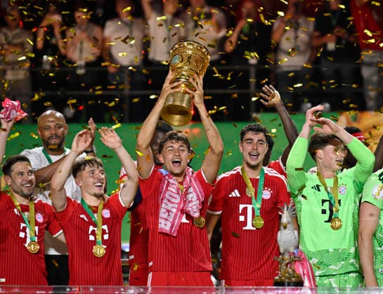 nach Spielende: Pokaluebergabe FC Bayern feiern Sieg DFB-Pokal Tom Bischof FC Bayern Muenchen FCB (20) Lennart Karl Bayern Muenchen FCB (42) Aleksandar Pavlovic FC Bayern Muenchen FCB (45) Torwart Jonas Urbig FC Bayern Muenchen FCB (40) Raphael Guerreiro FC Bayern Muenchen FCB (22) 83. DFB Pokalfinale FC Bayern Muenchen FCB vs VFB Stuttgart Olympiastadion Berlin 23.05.2026 DFL REGULATIONS PROHIBIT ANY USE OF PHOTOGRAPHS AS IMAGE SEQUENCES AND OR QUASI-VIDEO 83. DFB Pokalfinale FC Bayern Muenchen FCB vs VFB Stuttgart