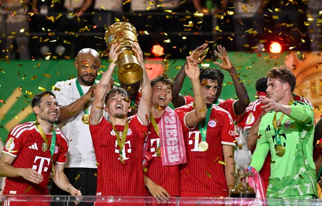 nach Spielende: Pokaluebergabe FC Bayern feiern Sieg DFB-Pokal Tom Bischof FC Bayern Muenchen FCB (20) Lennart Karl Bayern Muenchen FCB (42) Aleksandar Pavlovic FC Bayern Muenchen FCB (45) Torwart Jonas Urbig FC Bayern Muenchen FCB (40) Raphael Guerreiro FC Bayern Muenchen FCB (22) 83. DFB Pokalfinale FC Bayern Muenchen FCB vs VFB Stuttgart Olympiastadion Berlin 23.05.2026 DFL REGULATIONS PROHIBIT ANY USE OF PHOTOGRAPHS AS IMAGE SEQUENCES AND OR QUASI-VIDEO 83. DFB Pokalfinale FC Bayern Muenchen FCB vs VFB Stuttgart