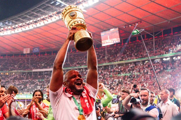 GER, DFB-Pokalfinale, Training und Pressekonferenz, FC Bayern München - VfB Stuttgart. 23.05.2026, Olympiastadion, Olympiastadion, GER, DFB-Pokalfinale, Training und Pressekonferenz, FC Bayern München - VfB Stuttgart. Vincent Kompany (Trainer FC Bayern München) jubelt mit dem Pokal Â