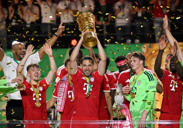 nach Spielende: Pokaluebergabe FC Bayern feiern Sieg DFB-Pokal Raphael Guerreiro FC Bayern Muenchen FCB (22) Lennart Karl Bayern Muenchen FCB (42) Torwart Jonas Urbig FC Bayern Muenchen FCB (40) Trainer Coach Vincent Kompany FC Bayern Muenchen FCB 83. DFB Pokalfinale FC Bayern Muenchen FCB vs VFB Stuttgart Olympiastadion Berlin 23.05.2026 DFL REGULATIONS PROHIBIT ANY USE OF PHOTOGRAPHS AS IMAGE SEQUENCES AND OR QUASI-VIDEO 83. DFB Pokalfinale FC Bayern Muenchen FCB vs VFB Stuttgart