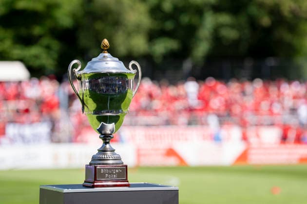 Pokal, Trophäe vom Mittelrheinpokal auf dem Podest vor dem Spiel SC Fortuna Köln vs. Viktoria Köln 23.05.2026 Fussball, Bitburger-Pokalfinale 2026, GER, Sportpark Höhenberg, Köln Copyright: HMBxMedia xMarcoxBader