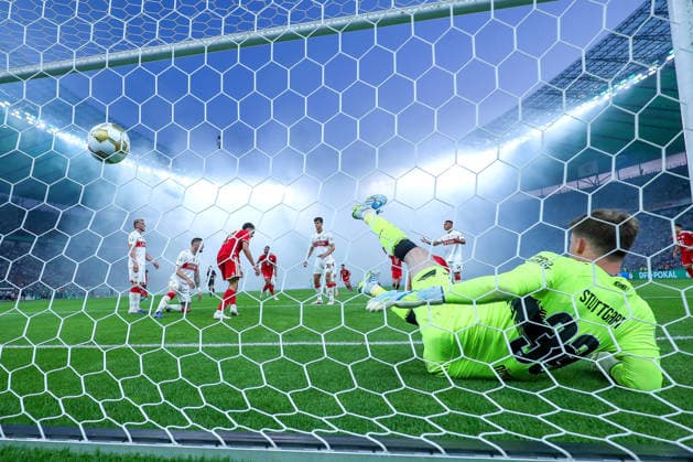 23.05.2026, Fußball, 83. DFB-Pokal Finale,, FC Bayern München - VfB Stuttgart, Olympioastadion Berlin, Saison 2025 2026: Tor zum 1:0 durch Torschütze Harry Kane (FC Bayern Muenchen 09) Hintertorkamera Torwart Alexander Nübel (VfB Stuttgart 33) liegt im Tor Schuss Treffer DFB regulations prohibit any use of photographs as image sequences and or quasi-video. Berlin Deutschland