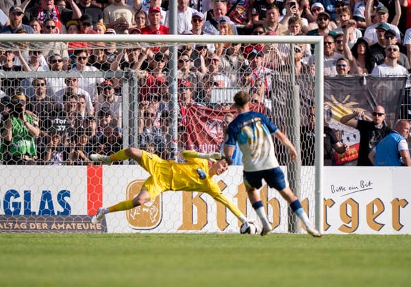 Arne Schulz (Viktoria Koeln, 27) hält den entscheidenden Elfmeter von Dejan Galjen (Fortuna Koeln, 24) und sichert somit den Pokalsieg SC Fortuna Köln vs. Viktoria Köln 23.05.2026 Fussball, Bitburger-Pokalfinale 2026, GER, Sportpark Höhenberg, Köln Copyright: HMBxMedia xMarcoxBader