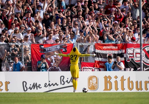 Arne Schulz (Viktoria Koeln, 27) hält den entscheidenden Elfmeter von Dejan Galjen (Fortuna Koeln, 24) und sichert somit den Pokalsieg. Hier lässt er sich vor der Fankurve von den Fans feiern. SC Fortuna Köln vs. Viktoria Köln 23.05.2026 Fussball, Bitburger-Pokalfinale 2026, GER, Sportpark Höhenberg, Köln Copyright: HMBxMedia xMarcoxBader