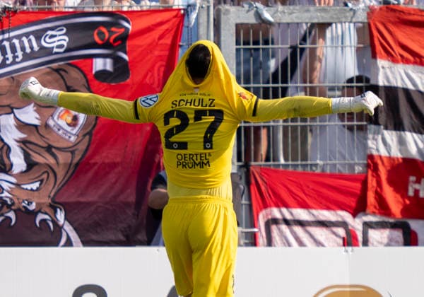 Arne Schulz (Viktoria Koeln, 27) hält den entscheidenden Elfmeter von Dejan Galjen (Fortuna Koeln, 24) und sichert somit den Pokalsieg. Hier lässt er sich vor der Fankurve von den Fans feiern. SC Fortuna Köln vs. Viktoria Köln 23.05.2026 Fussball, Bitburger-Pokalfinale 2026, GER, Sportpark Höhenberg, Köln Copyright: HMBxMedia xMarcoxBader