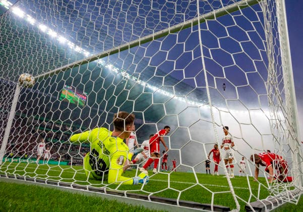 23.05.2026, Fussball DFB-Pokal 2025 2026, Finale, FC Bayern München - VfB Stuttgart, im Olympiastadion Berlin. Torschuss zum 1:0 von Harry Kane (re, FC Bayern München), li: Torwart Alexander Nübel (Stuttgart) geschlagen am Boden.