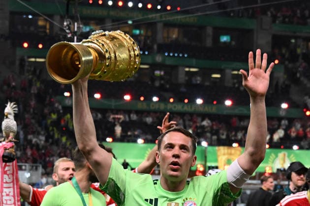 23.05.2026, xsltx, Fussball DFB Pokal Finale, FC Bayern München - VfB Stuttgart v.l. Manuel Neuer (FC Bayern Muenchen) mit dem Pokal Jubel, Freude über den Pokalsieg (DFL DFB REGULATIONS PROHIBIT ANY USE OF PHOTOGRAPHS as IMAGE SEQUENCES and or QUASI-VIDEO) Berlin