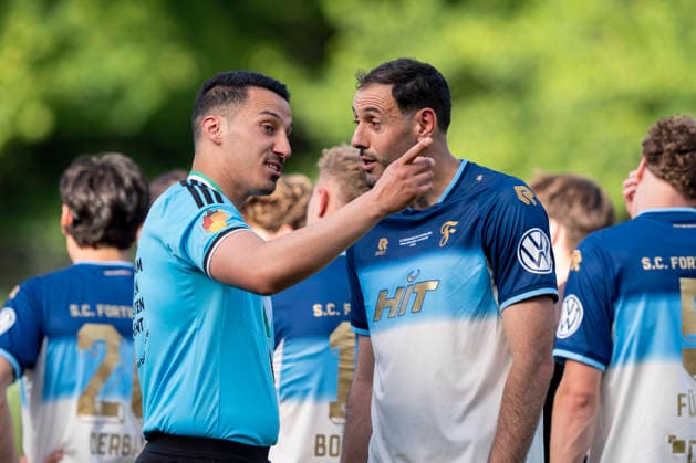 Tarik Damar (DFB-Schiedsrichter) im Gespräch mit Hamadi Al-Ghaddioui (Fortuna Koeln, 18) SC Fortuna Köln vs. Viktoria Köln 23.05.2026 Fussball, Bitburger-Pokalfinale 2026, GER, Sportpark Höhenberg, Köln Copyright: HMBxMedia xMarcoxBader