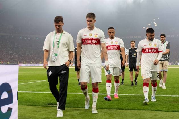 Pascal Stenzel (VfB Stuttgart, 15), Ramon Hendriks (VfB Stuttgart, 03), Jamie Leweling (VfB Stuttgart, 18), Deniz Undav (VfB Stuttgart, 26) enttaeuscht Enttaeuschung nach Niederlage, GER, FC Bayern Muenchen vs. VfB Stuttgart, Fussball, Herren, DFB-Pokal, Finale, Spielzeit 2025 2026, 23.05.2026 DFL REGULATIONS PROHIBIT ANY USE OF PHOTOGRAPHS AS IMAGE SEQUENCES AND OR QUASI-VIDEO GER, FC Bayern Muenchen vs. VfB Stuttgart, Fussball, Herren, DFB-Pokal, Finale, Spielzeit 2025 2026, 23.05.2026 Berlin Copyright: xEibner-Pressefoto MaxxVincenx EP_MVN