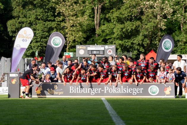 Mit dem Pokal in der Hand. Die Mannschaft von Viktoria Köln feiert den Sieg, Pokalübergabe, Siegerehrung, jubel nach dem Schlusspfiff, Sieg, Sieger, Gewinner, jubelt, jubeln, Freude, optimistisch, Action, Aktion SC Fortuna Köln vs. Viktoria Köln 23.05.2026 Fussball, Bitburger-Pokalfinale 2026, GER, Sportpark Höhenberg, Köln Copyright: HMBxMedia xMarcoxBader