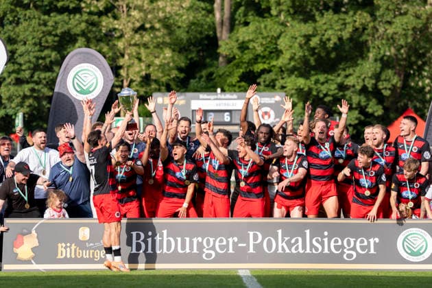 Mit dem Pokal in der Hand. Die Mannschaft von Viktoria Köln feiert den Sieg, Pokalübergabe, Siegerehrung, jubel nach dem Schlusspfiff, Sieg, Sieger, Gewinner, jubelt, jubeln, Freude, optimistisch, Action, Aktion SC Fortuna Köln vs. Viktoria Köln 23.05.2026 Fussball, Bitburger-Pokalfinale 2026, GER, Sportpark Höhenberg, Köln Copyright: HMBxMedia xMarcoxBader