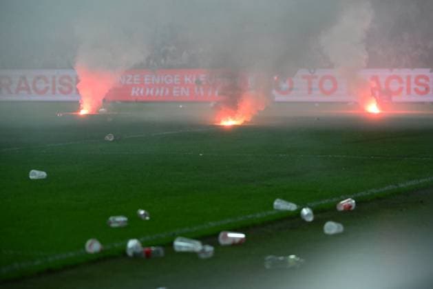 Standard de Liege v Sporting Charleroi - Jupiler Pro League Europe Play-Off LIEGE, BELGIUM - MAY 23 : Supporters and fans light on fireworks, bengal fire and pyrotechnic articles and throw projectiles onto the pitch during the Jupiler Pro League Europe Play-Off match between Standard de Liege and Sporting Charleroi on May 23, 2026 in Liege, Belgium, 23 05 2026 Liege Belgium  Copyright: xVincentxKalutx