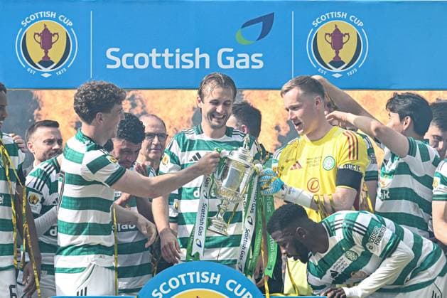 Celtic v Dunfermline Athletic Scottish Gas Men s Scottish Cup Viljami Sinisalo of Celtic lifts the Scottish Gas Men s Scottish Cup Trophy during the Scottish Gas Men s Scottish Cup Final between Celtic and Dunfermline Athletic at Barclays Hampden, Glasgow 23 05 2026 UK Newspapers OUT Copyright: xJamiexJohnstonx FIL-23466-0362