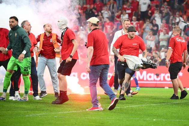 Standard de Liege v Sporting Charleroi - Jupiler Pro League Europe Play-Off LIEGE, BELGIUM - MAY 23 : Supporters and fans light on fireworks, bengal fire and pyrotechnic articles and throw projectiles onto the pitch during the Jupiler Pro League Europe Play-Off match between Standard de Liege and Sporting Charleroi on May 23, 2026 in Liege, Belgium, 23 05 2026 Liege Belgium  Copyright: xVincentxKalutx