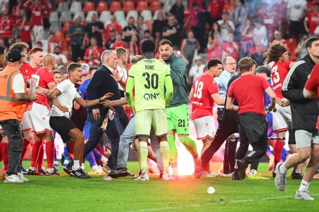 Standard de Liege v Sporting Charleroi - Jupiler Pro League Europe Play-Off LIEGE, BELGIUM - MAY 23 : Pirard Lucas goalkeeper of Standard de Liege, Supporters and fans light on fireworks, bengal fire and pyrotechnic articles and throw projectiles onto the pitch during the Jupiler Pro League Europe Play-Off match between Standard de Liege and Sporting Charleroi on May 23, 2026 in Liege, Belgium, 23 05 2026 Liege Belgium  Copyright: xVincentxKalutx